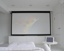 真っ白なお部屋が特徴的なリビングシアター