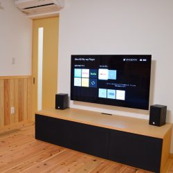 和モダンな家にリビングテレビシアターを導入
