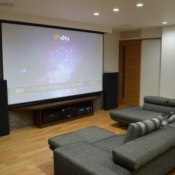 思い入れのスピーカーを使用した4K対応・アトモス対応リビングシアター