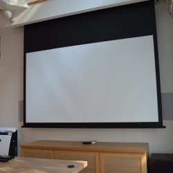 吹き抜けのあるリビングへホームシアターインストール