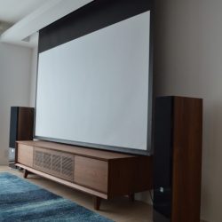 木の扉なのにリモコン操作可能！？なリビングホームシアター