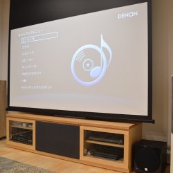 明るいカラーのリビングに合わせた明るいスピーカー「DALI OBERON」シアター