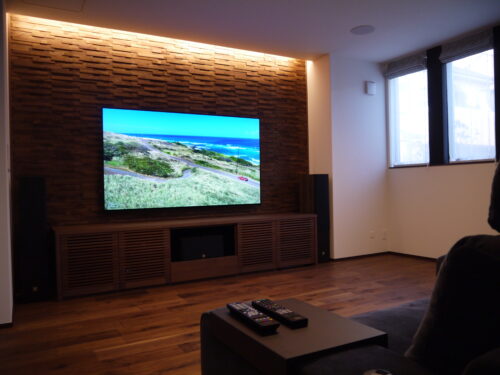 新築リビングルームにマッチさせたDolby Atmos対応の「DALI テレビシアターシステム」