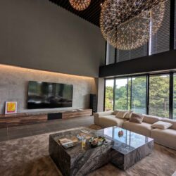 広いリビングには100インチのテレビが似合う